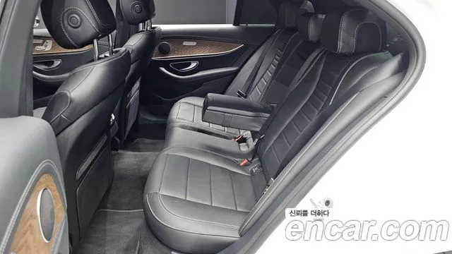 Mercedes-Benz E-Class — Фото автомобиля 12