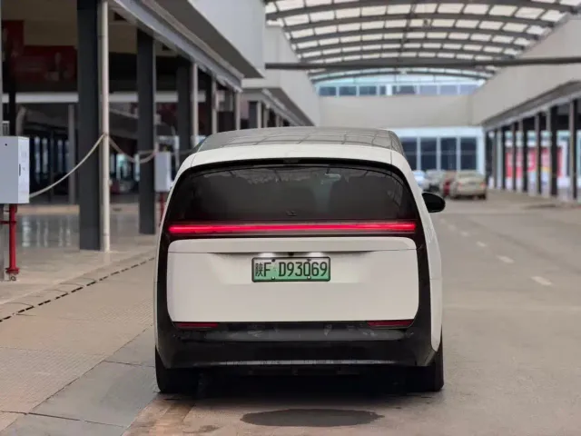 Li Auto MEGA — Фото автомобиля 11
