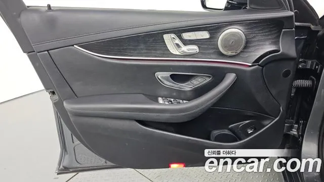 Mercedes-Benz E-Class — Фото автомобиля 20