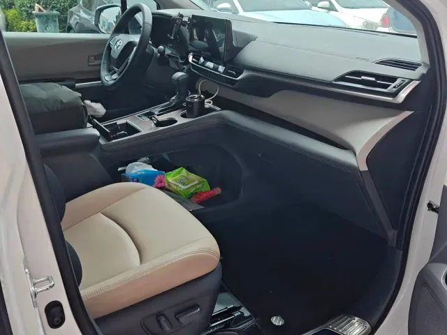 Toyota Sienna — Фото автомобиля 6