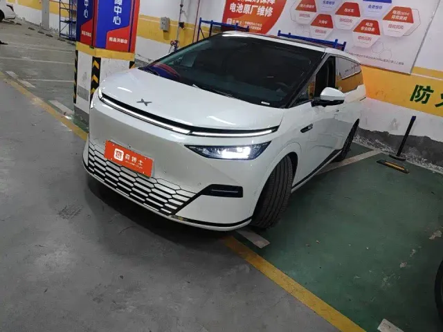 Xpeng X9 — Фото автомобиля 2