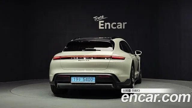 Porsche Taycan — Фото автомобиля 4