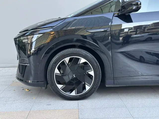 Xpeng X9 — Фото автомобиля 18