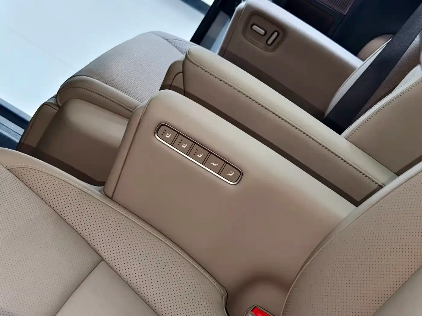 Li Auto Li Auto MEGA 2025 Model Home Family Special Edition — Фото автомобиля 18