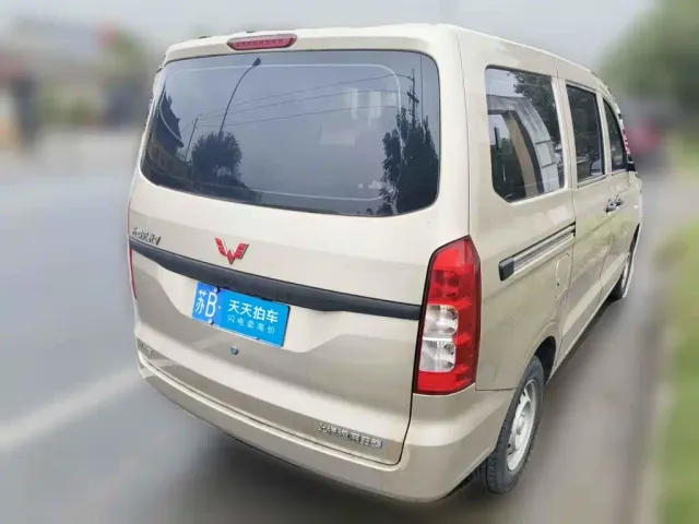 Wuling Hongguang V — Фото автомобиля 2