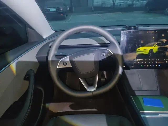Tesla Model 3 — Фото автомобиля 11
