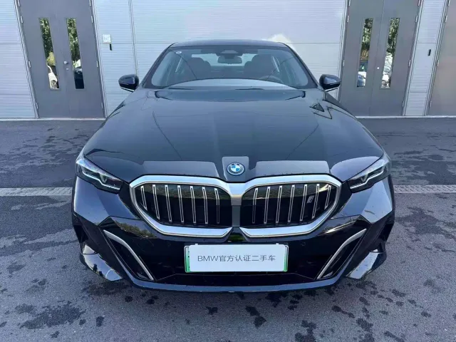 BMW i5 — Фото автомобиля 2