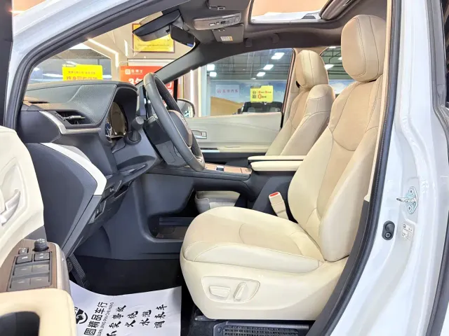 Toyota Sienna — Фото автомобиля 9