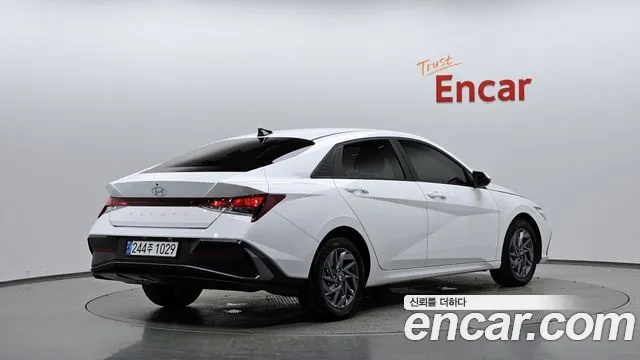 Hyundai Avante CN7 — Фото автомобиля 2