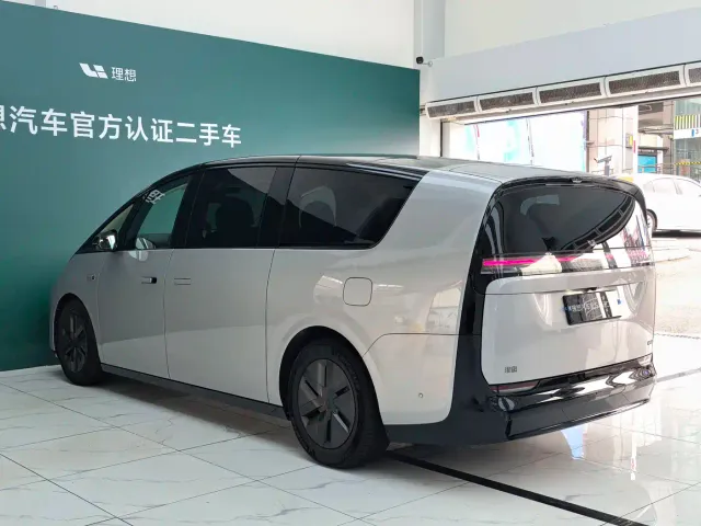 Li Auto MEGA — Фото автомобиля 16