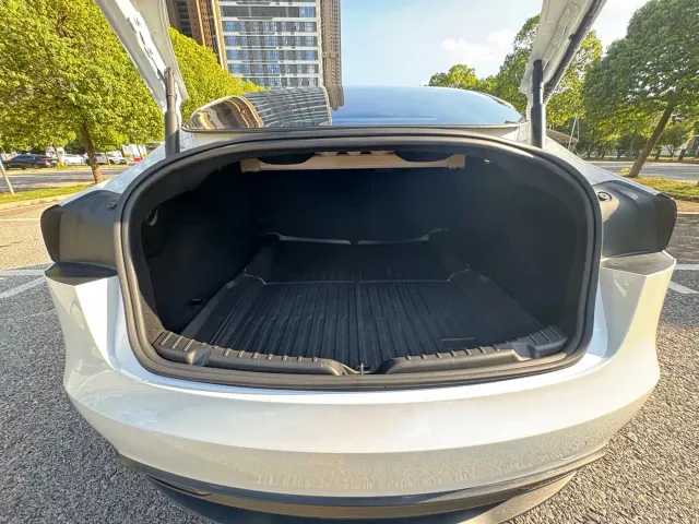 Tesla Model 3 — Фото автомобиля 12