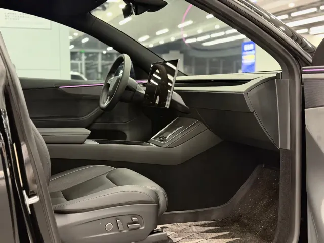 Tesla Model Y L — Фото автомобиля 8