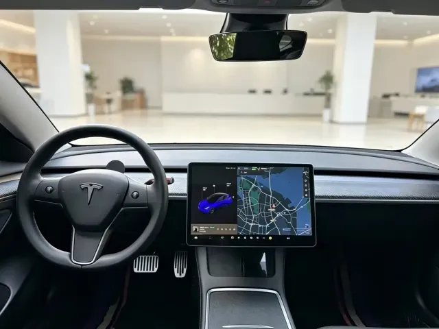Tesla Model 3 — Фото автомобиля 5