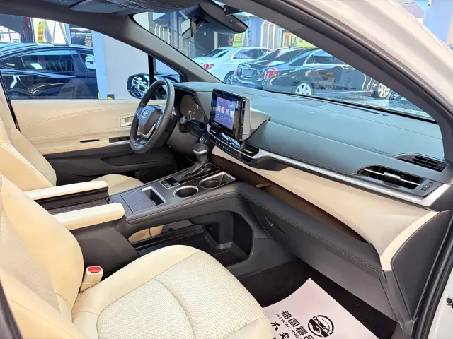 Toyota Sienna — Фото автомобиля 18