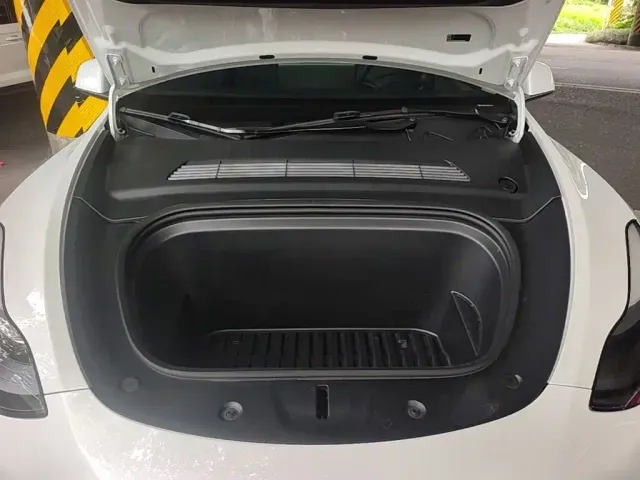 Tesla Model Y — Фото автомобиля 19