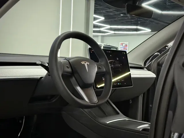 Tesla Model Y — Фото автомобиля 12