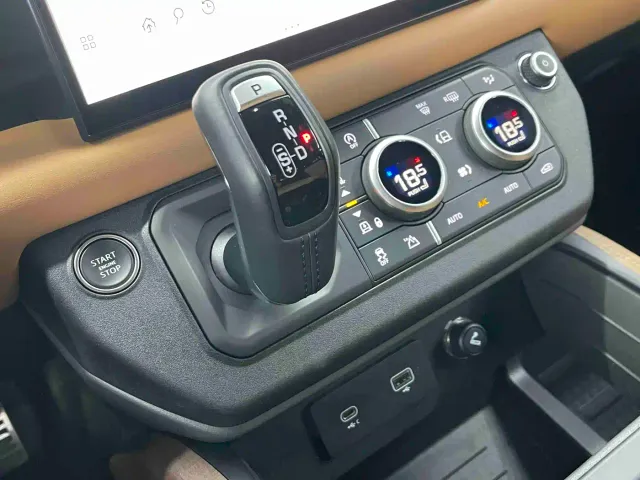 Land Rover Defender — Фото автомобиля 13