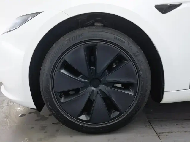 Tesla Model 3 — Фото автомобиля 17