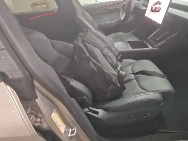 Tesla Model Y L — Фото автомобиля 24