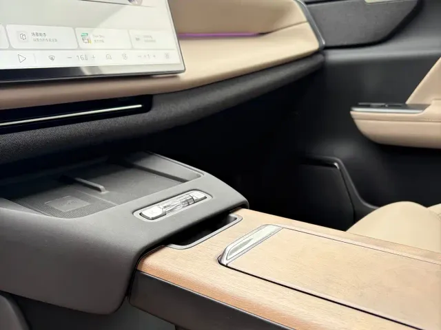 Volvo XC70 Plug-in Hybrid — Фото автомобиля 8