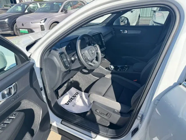 Volvo XC40 — Фото автомобиля 3