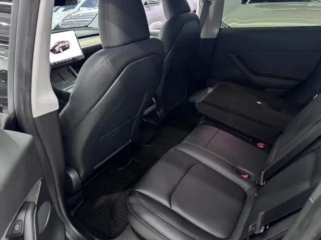 Tesla Model Y — Фото автомобиля 12