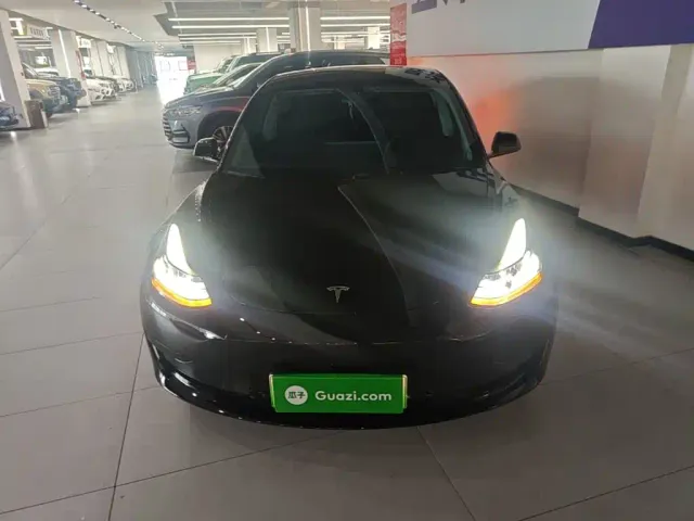 Tesla Model 3 — Фото автомобиля 2