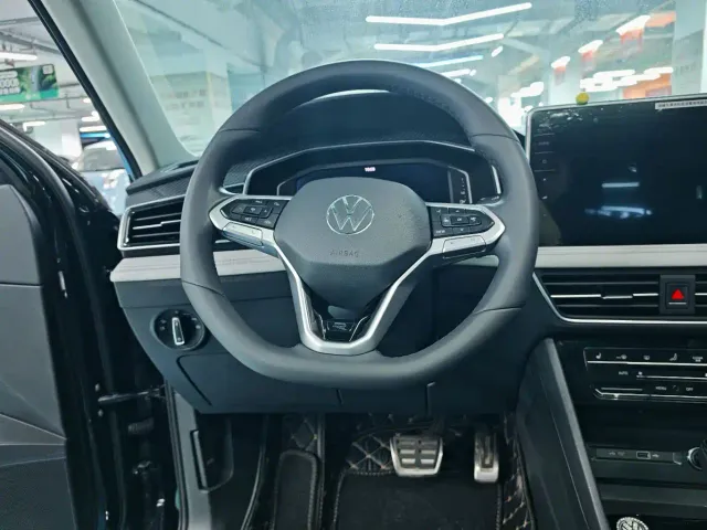 Volkswagen Tiguan L — Фото автомобиля 12