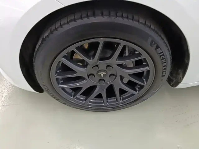 Tesla Model 3 — Фото автомобиля 22