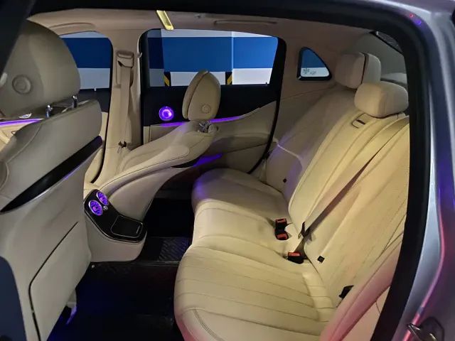 Mercedes-Benz E-Class — Фото автомобиля 12