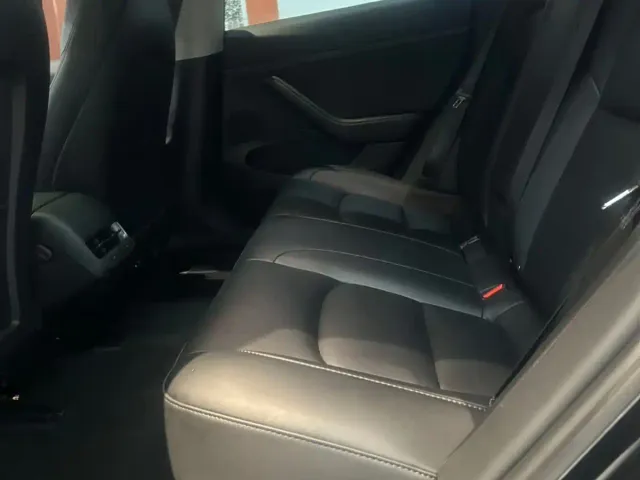Tesla Model 3 — Фото автомобиля 4