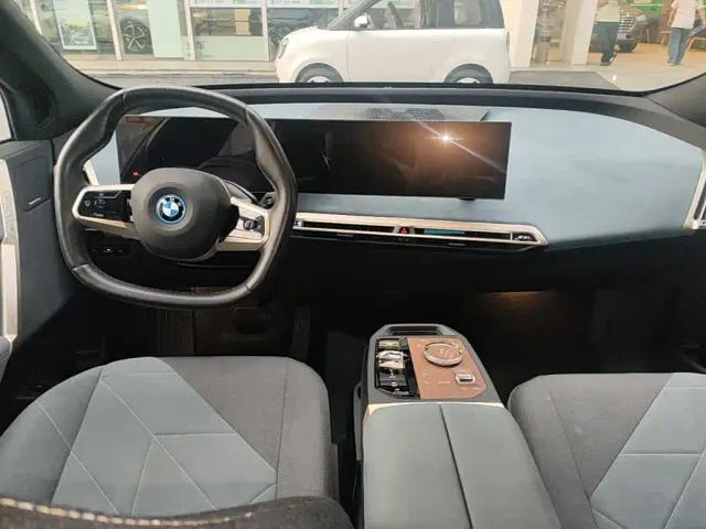 BMW iX — Фото автомобиля 11