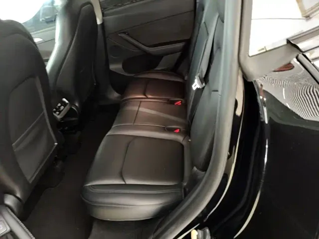 Tesla Model Y — Фото автомобиля 16
