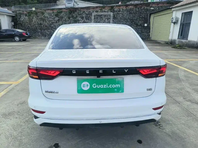 Geely Emgrand — Фото автомобиля 5