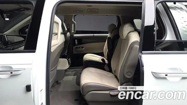 Kia Carnival Generation 4 — Фото автомобиля 12