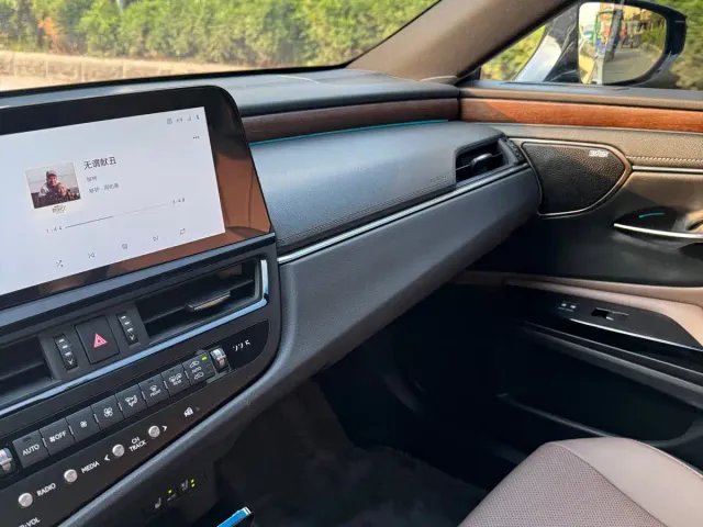 Lexus ES — Фото автомобиля 12
