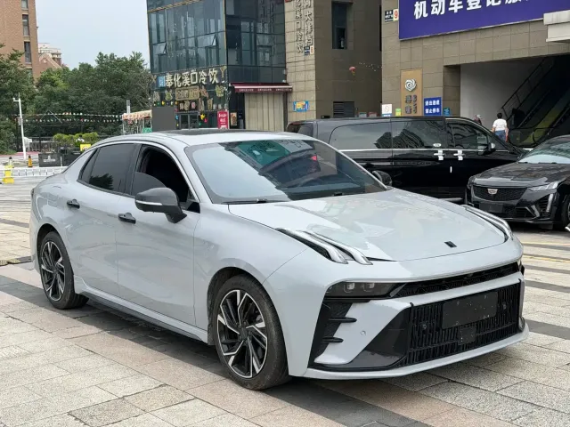 Lynk & Co 03 — Фото автомобиля 3