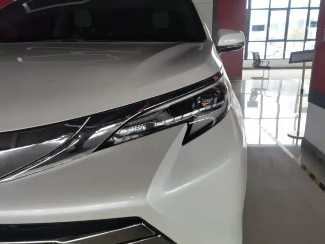 Toyota Sienna — Фото автомобиля 23