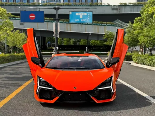Фотография автомобиля — Lamborghini Revuelto