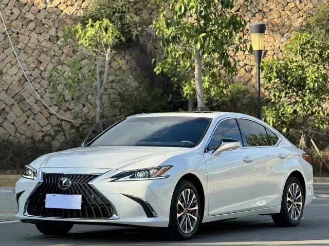 Фотография автомобиля — Lexus ES