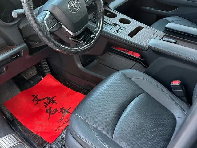Toyota Sienna — Фото автомобиля 4