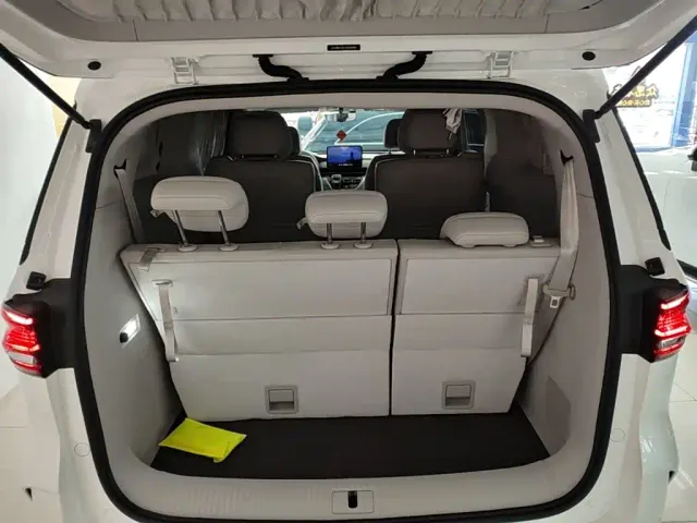 Roewe iMAX8 — Фото автомобиля 14