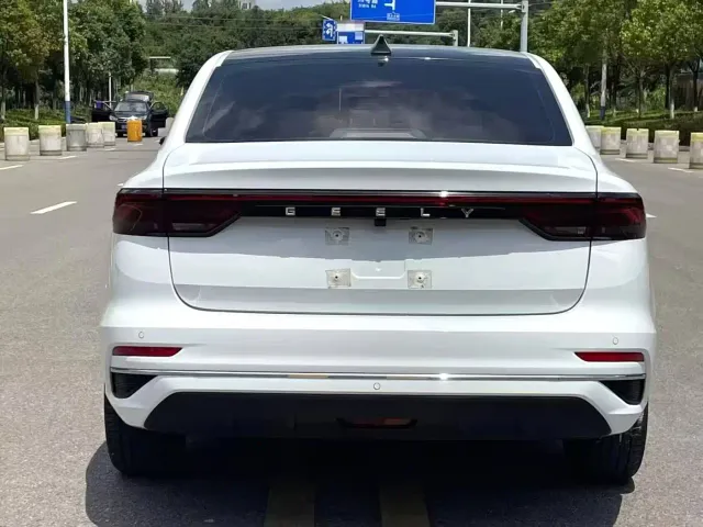 Geely Emgrand — Фото автомобиля 9