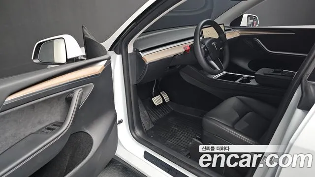 Tesla Model Y — Фото автомобиля 11