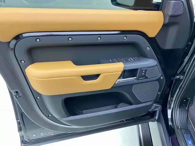 Land Rover Defender — Фото автомобиля 20