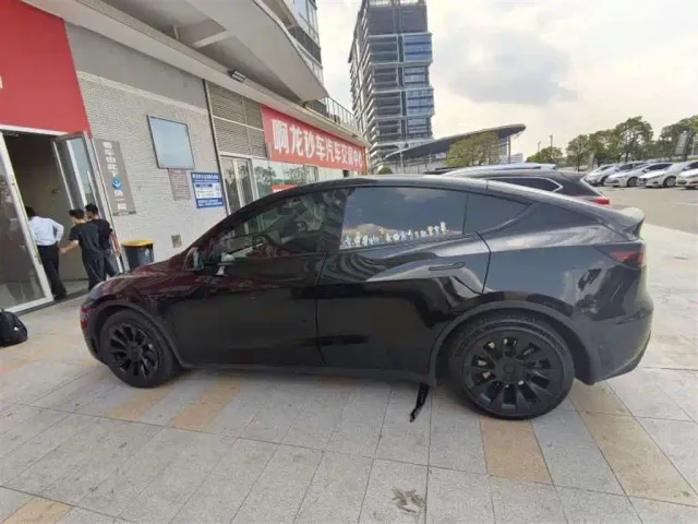 Tesla Model Y — Фото автомобиля 9