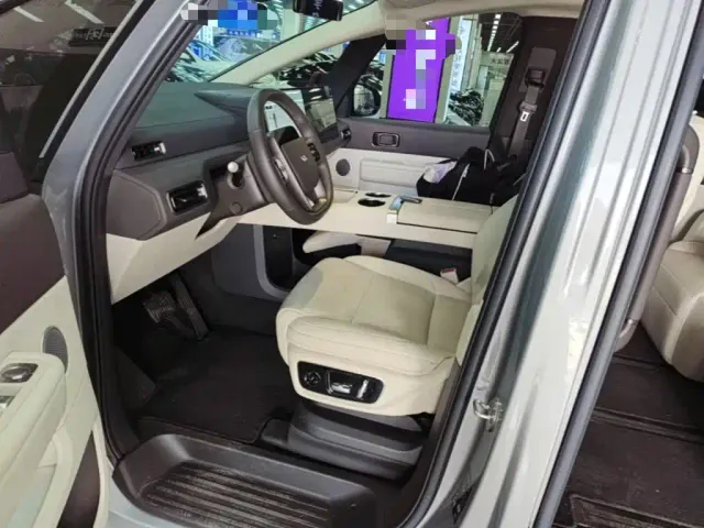 Li Auto MEGA — Фото автомобиля 14