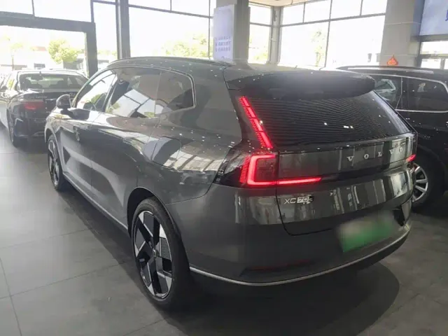 Volvo Volvo XC70 Plug-in Hybrid 2025 High-end Version — Фото автомобиля 4