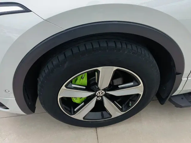 Volkswagen Tiguan L — Фото автомобиля 9
