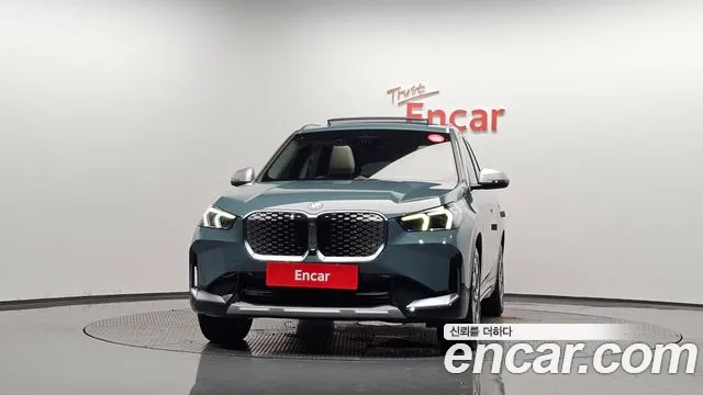 BMW iX1 — Фото автомобиля 2